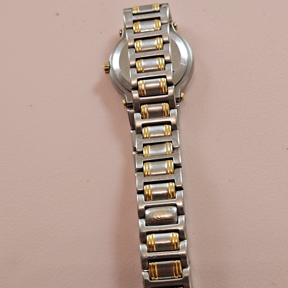 Gucci 9000L Two Tone Gold And Silver Swiss Made Stainless Steel Ladies Watch - Picture 3 of 6